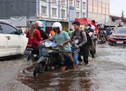 Banjir Pasang : Puluhan Kendaraan Warga Mogok, Polres Ketapang Sigap Berikan Bantuan