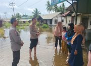 Pasang Air Laut di Wilayah Matan Hilir Utara, Kapolsek Sampaikan Himbauan Keselamatan Kepada Warga