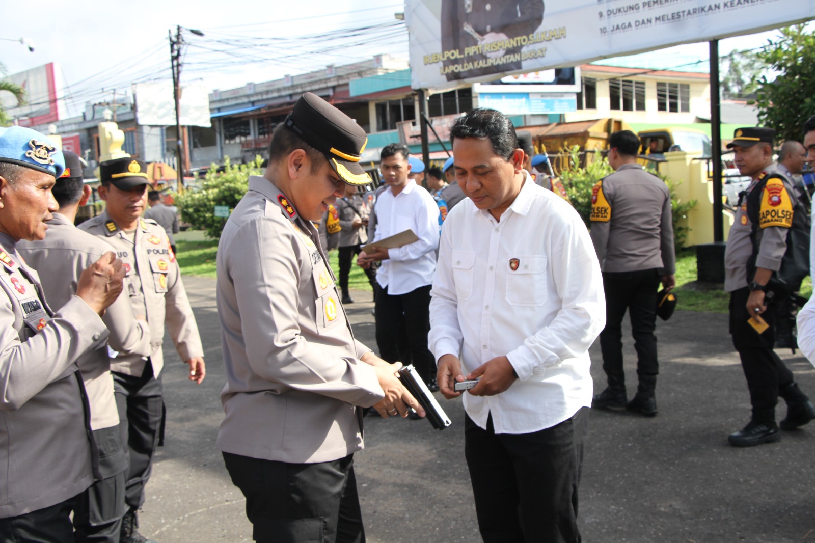 https://kibaunews.com/jaga-profesionalisme-dan-integritaskapolres-ketapang-periksa-senjata-api-dinas/.html