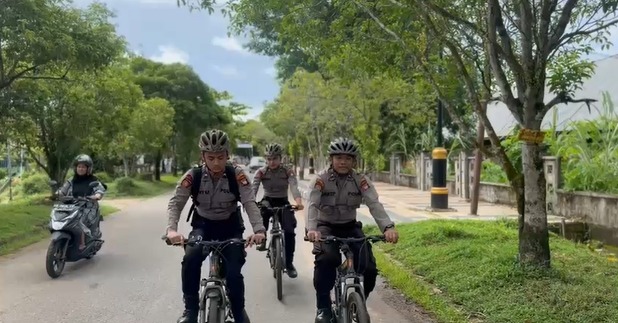 Satuan Samapta Presisi Polres Ketapang melaksanakan patroli bersepeda di sejumlah titik pemukiman warga di Kota Ketapang