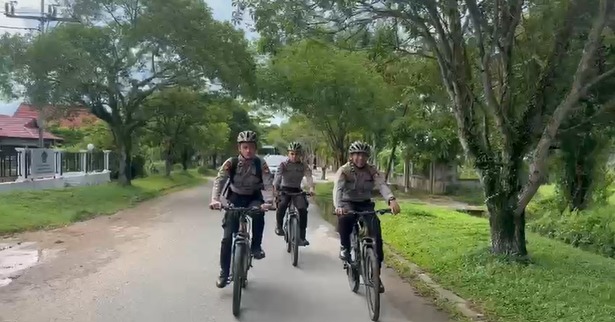 Satuan Samapta Presisi Polres Ketapang melaksanakan patroli bersepeda di sejumlah titik pemukiman warga di Kota Ketapang