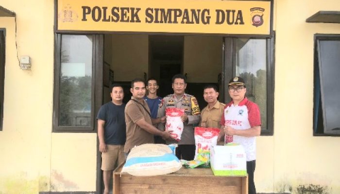 Kapolsek Simpang Dua Serahkan Bantuan Pupuk Dan Bibit Jagung Kepada Kelompok Tani Dukung Program Ketahanan Pangan