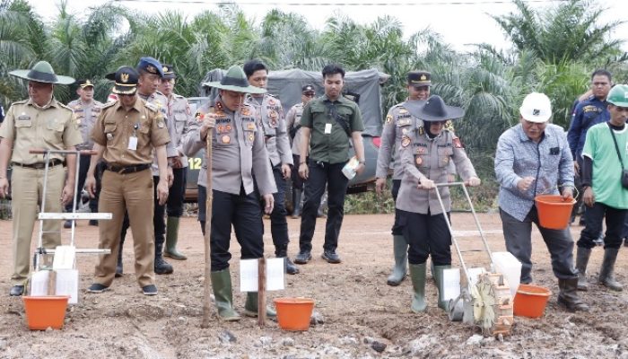 Sukseskan Program Ketahanan Pangan, Kapolres Ketapang Bersama Forkopimda Lakukan Penanaman Serentak Bibit Jagung Di Kecamatan Muara Pawan