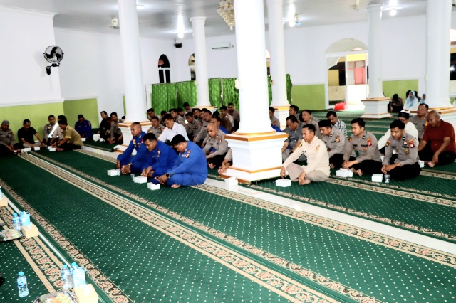 Polres Ketapang Gelar Peringatan Isra Mi’raj, Kapolres Ketapang : Jadikan Momen Isra Mi’raj Untuk Meningkatkan Ketaqwaan Dan Memacu Kinerja Tugas